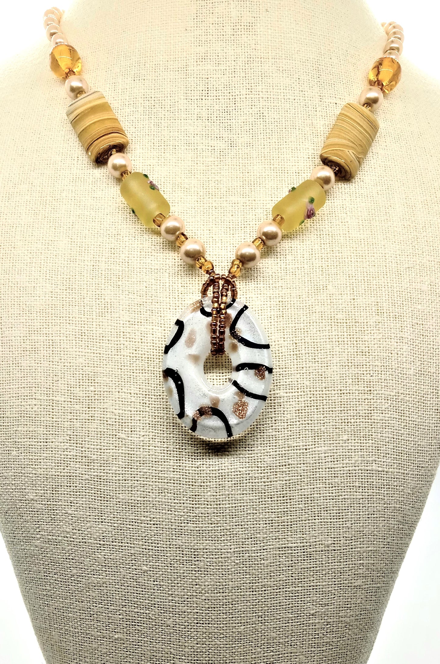 https://www.artistryjewelry.net/products/charming-peach-necklace