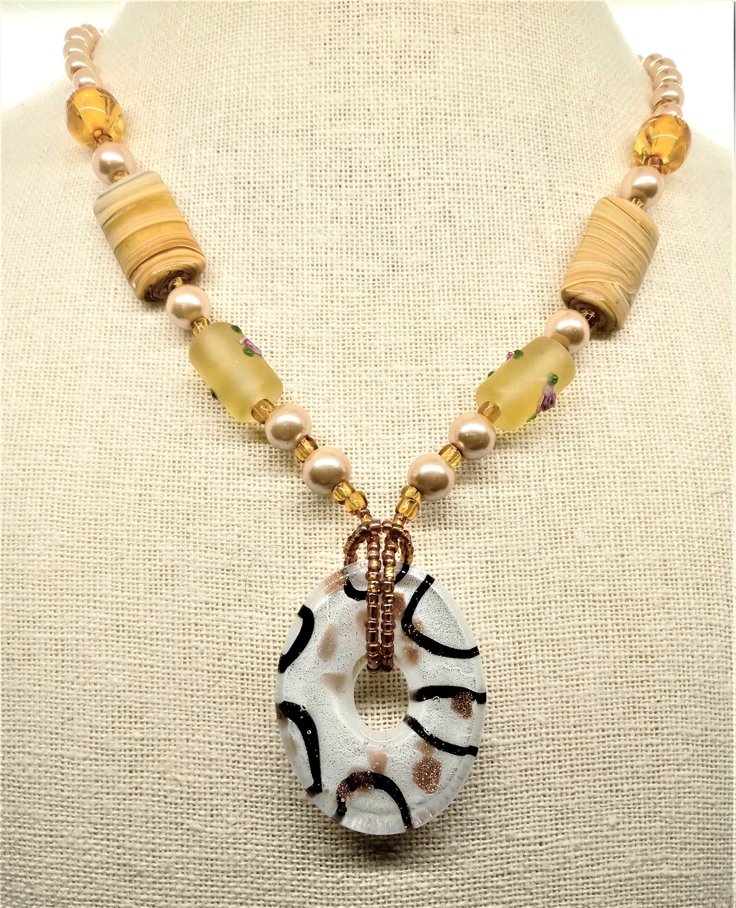 https://www.artistryjewelry.net/products/charming-peach-necklace