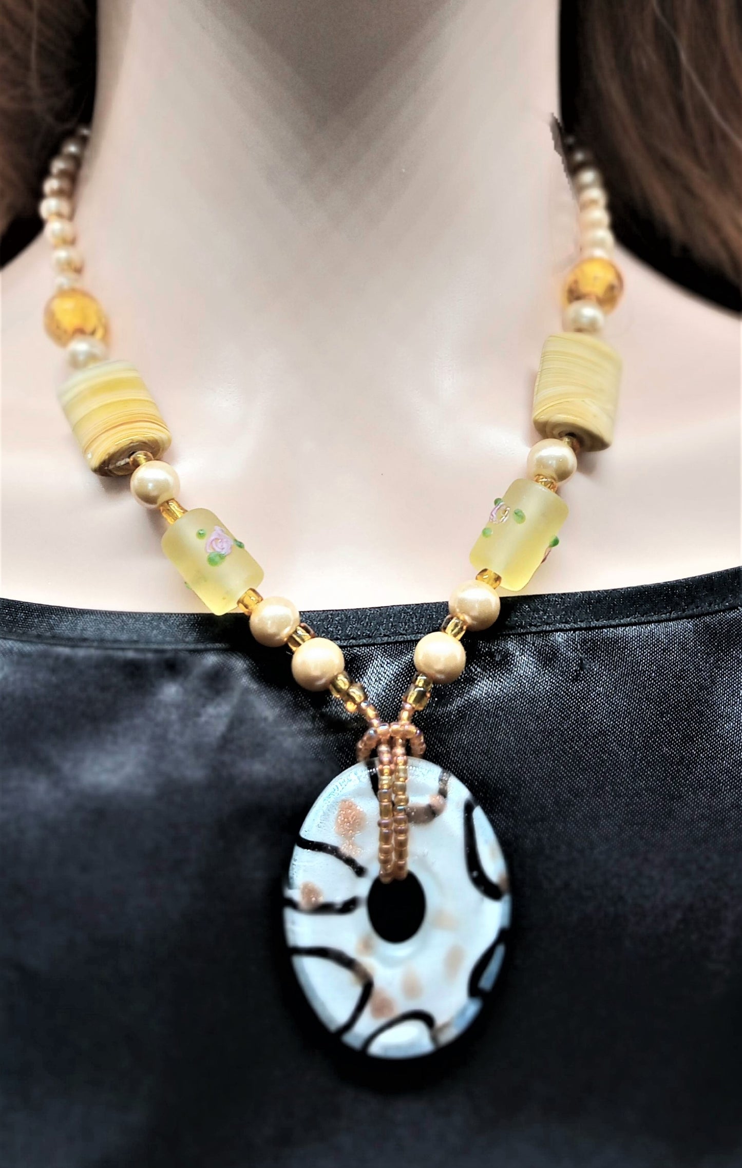 https://www.artistryjewelry.net/products/charming-peach-necklace