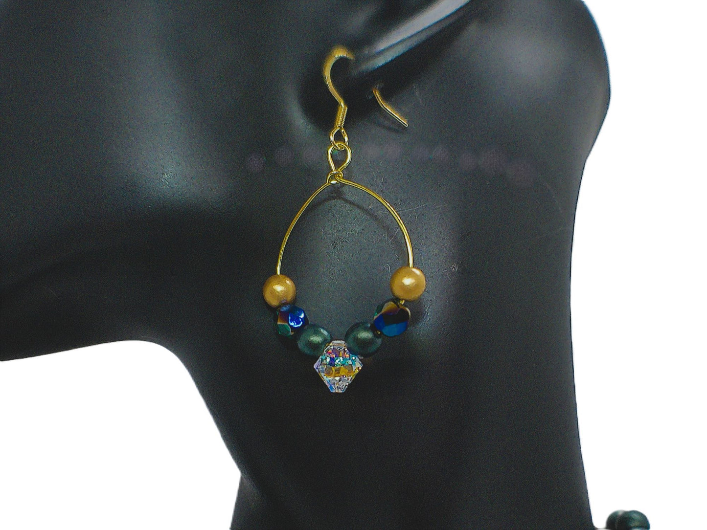 https://www.artistryjewelry.net/products/gorgeous-crystal-and-druk-necklace-set