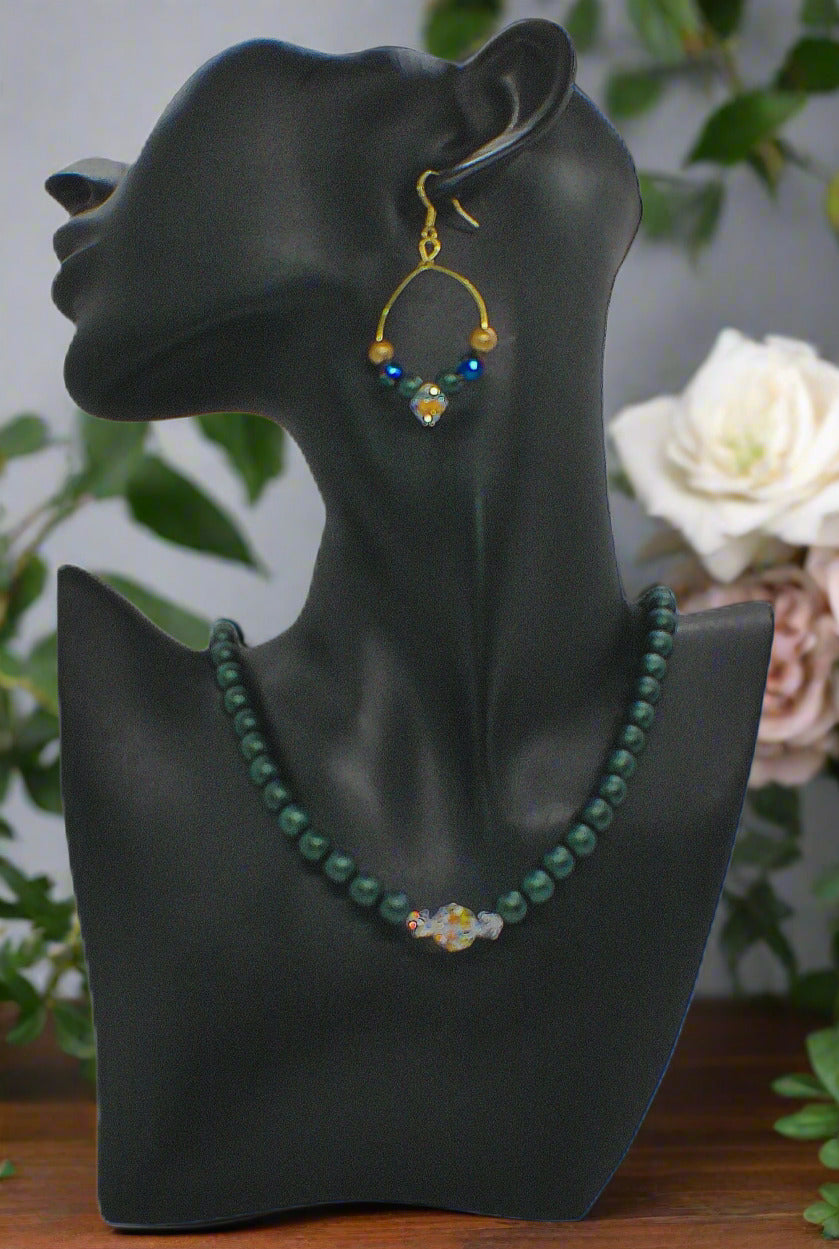 https://www.artistryjewelry.net/products/gorgeous-crystal-and-druk-necklace-set