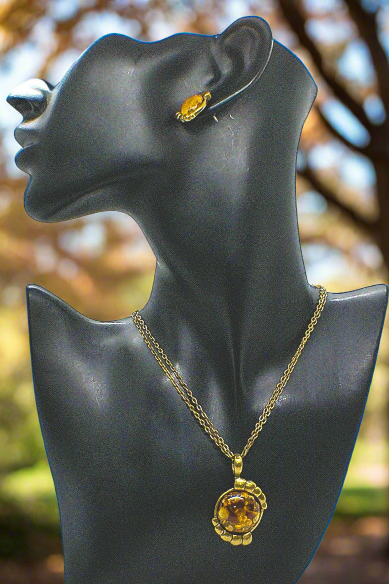 https://www.artistryjewelry.net/products/charming-colors-of-fall-necklace-set