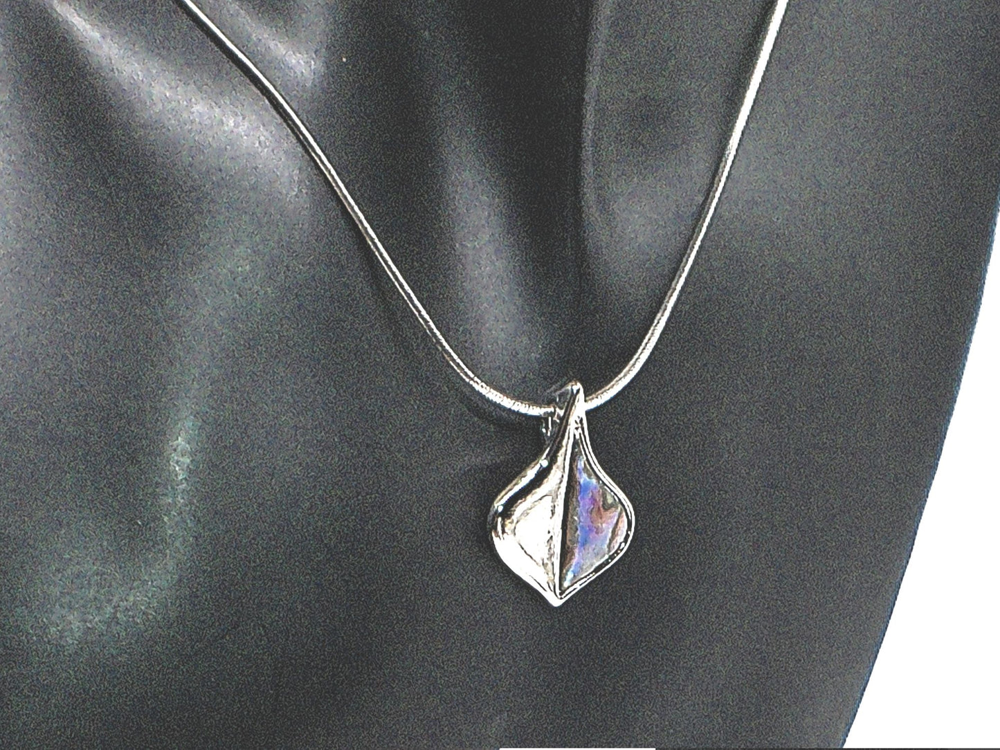 https://www.artistryjewelry.net/products/lovely-paua-leaf-necklace-a-copy