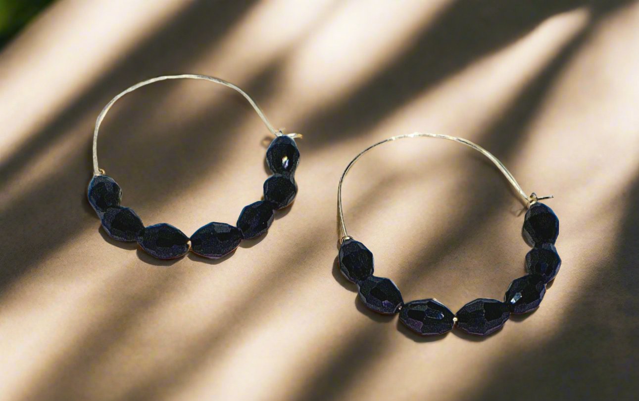 https://www.artistryjewelry.net/products/black-wire-hoop-earrings