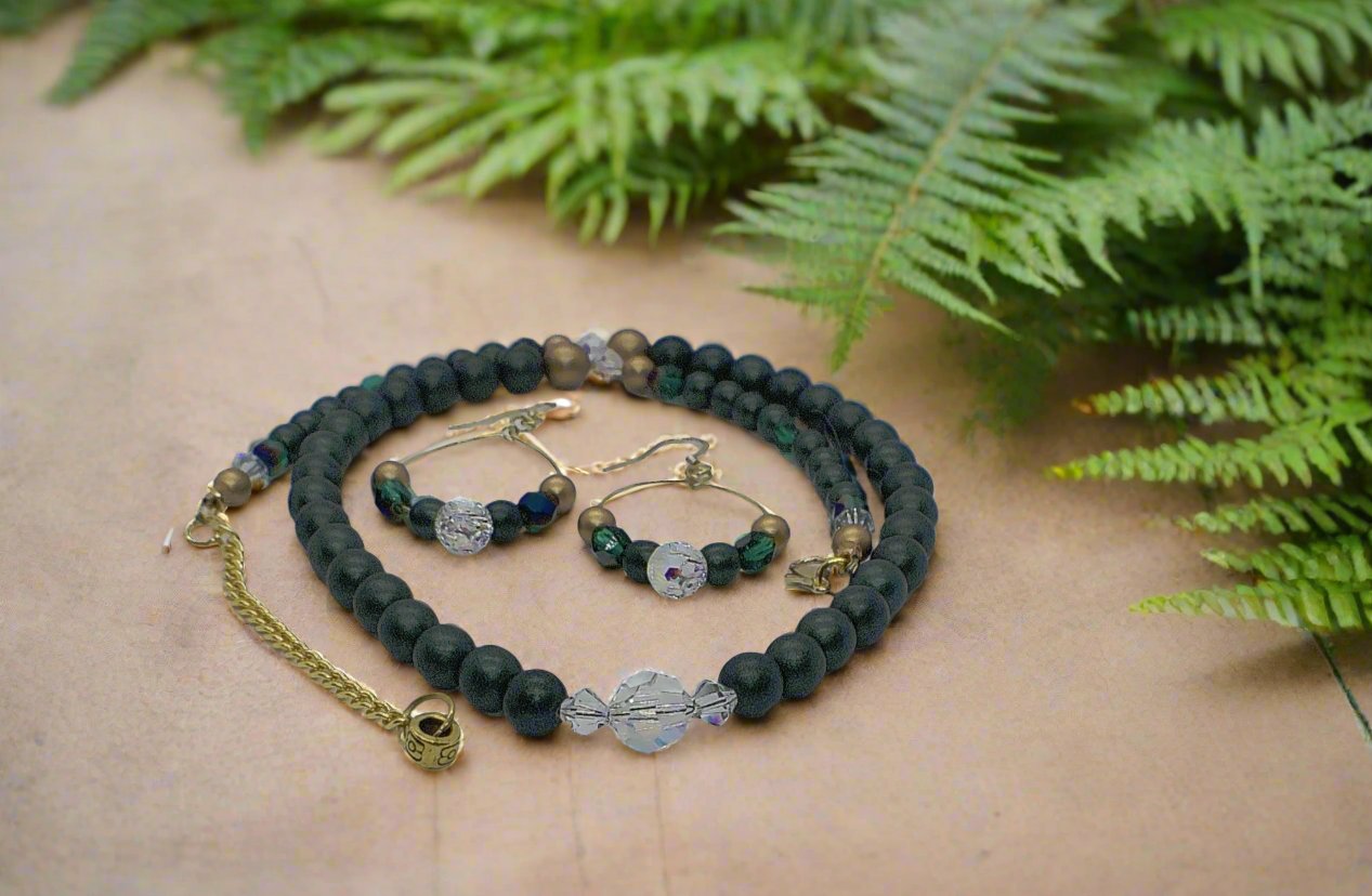 https://www.artistryjewelry.net/products/gorgeous-crystal-and-druk-necklace-set