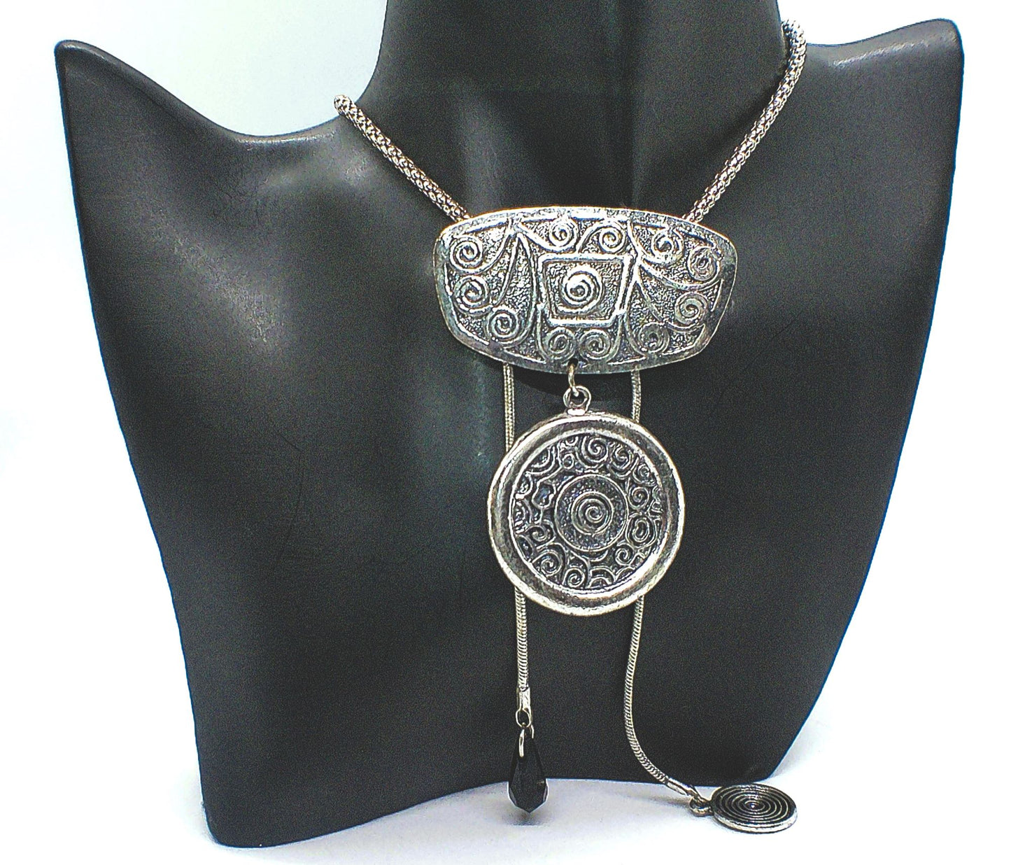 https://www.artistryjewelry.net/products/exciting-metal-net-necklace