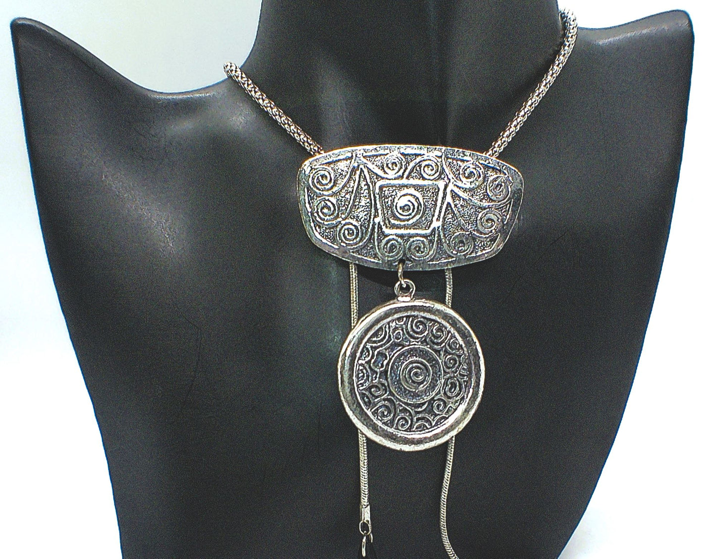 https://www.artistryjewelry.net/products/exciting-metal-net-necklace