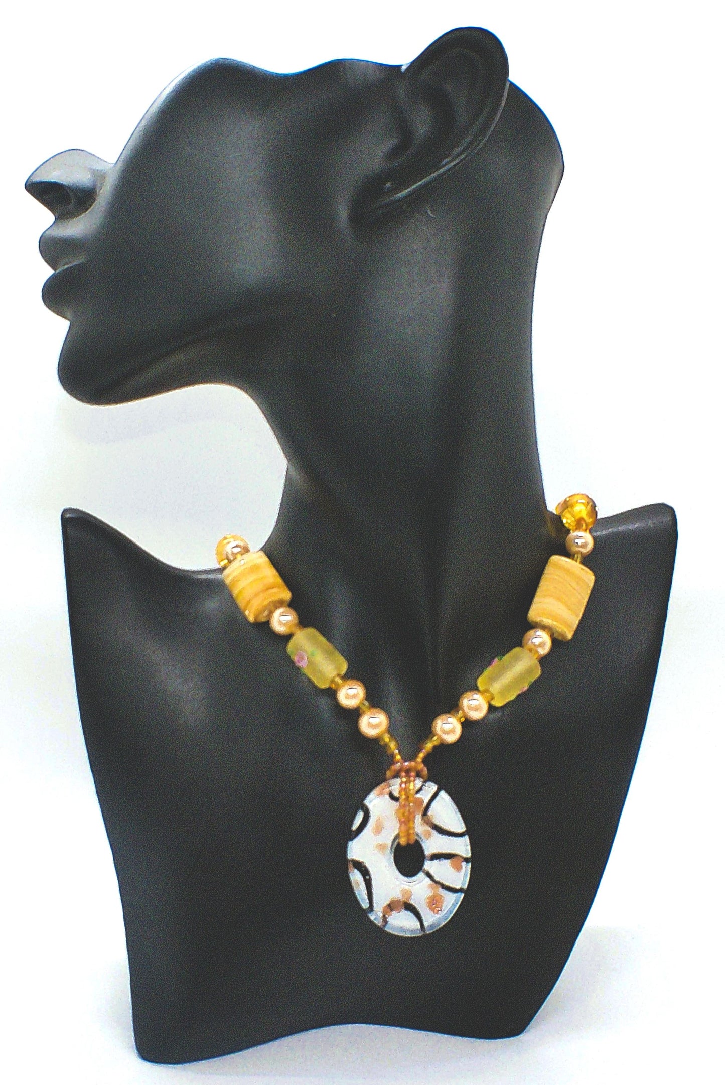 https://www.artistryjewelry.net/products/charming-peach-necklace