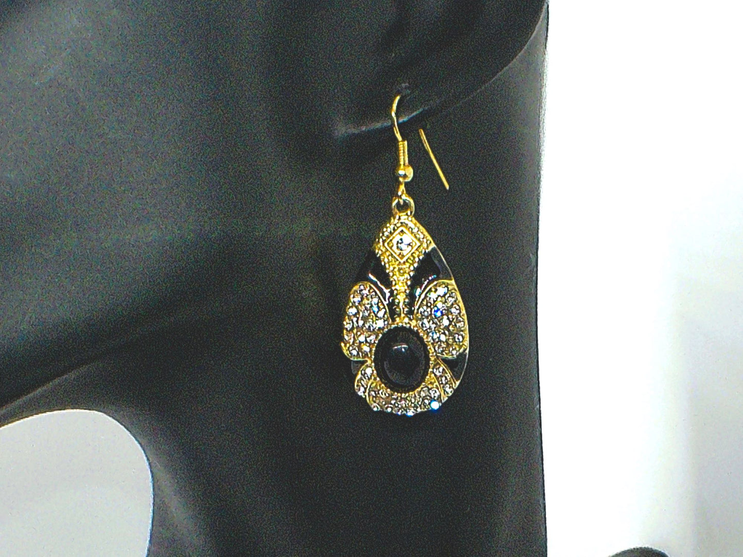 https://www.artistryjewelry.net/products/exquisite-teardrop-earrings