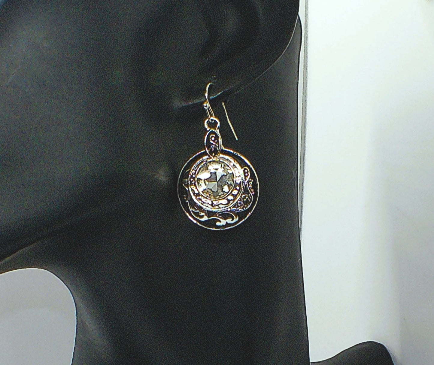 https://www.artistryjewelry.net/products/rhinestone-earrings