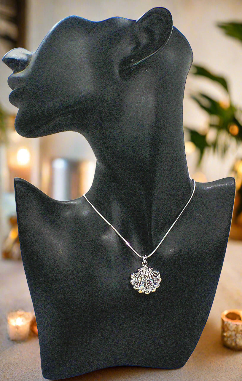 https://www.artistryjewelry.net/products/beautiful-rhinestone-shell-necklace