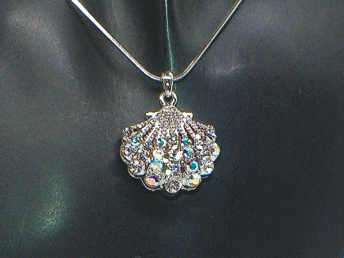 https://www.artistryjewelry.net/products/beautiful-rhinestone-shell-necklace