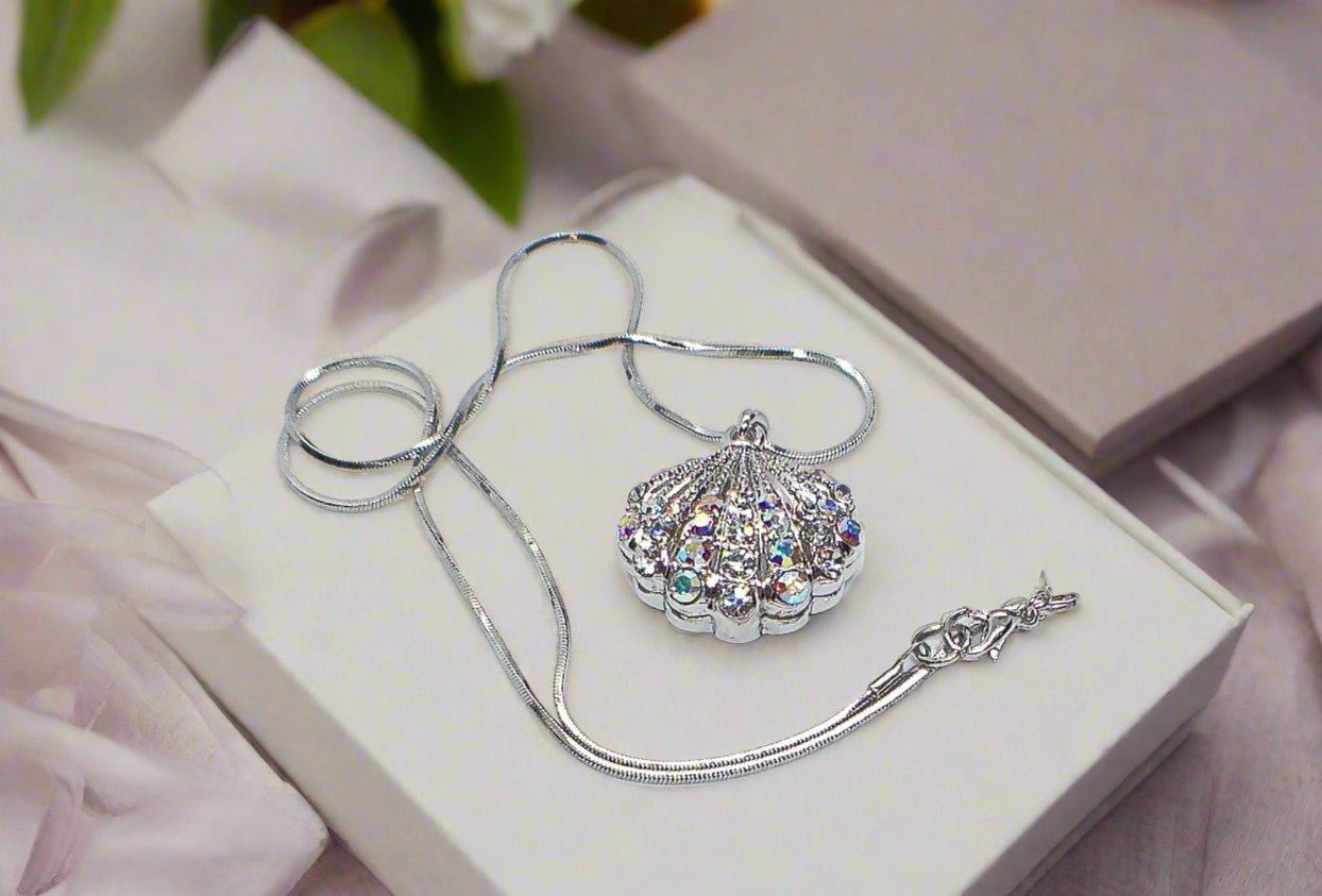 https://www.artistryjewelry.net/products/beautiful-rhinestone-shell-necklace