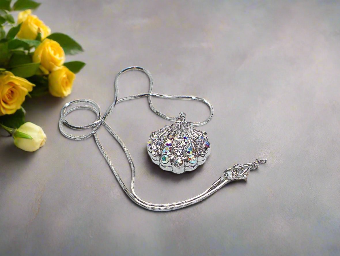 https://www.artistryjewelry.net/products/beautiful-rhinestone-shell-necklace