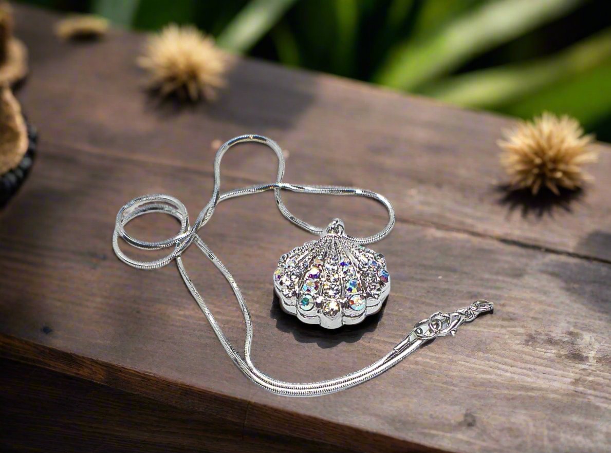 https://www.artistryjewelry.net/products/beautiful-rhinestone-shell-necklace