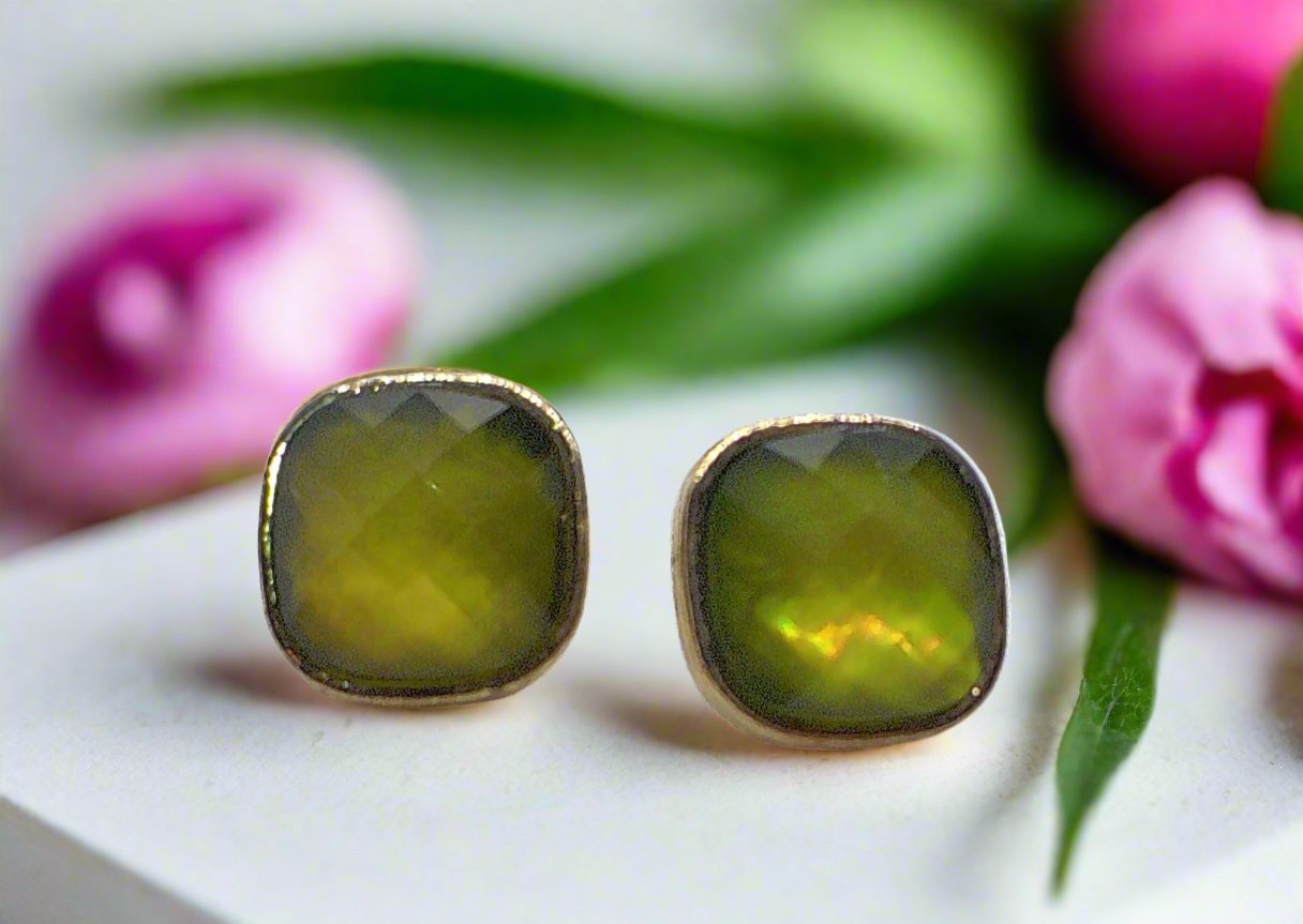 https://www.artistryjewelry.net/products/gorgeous-green-stud-earrings