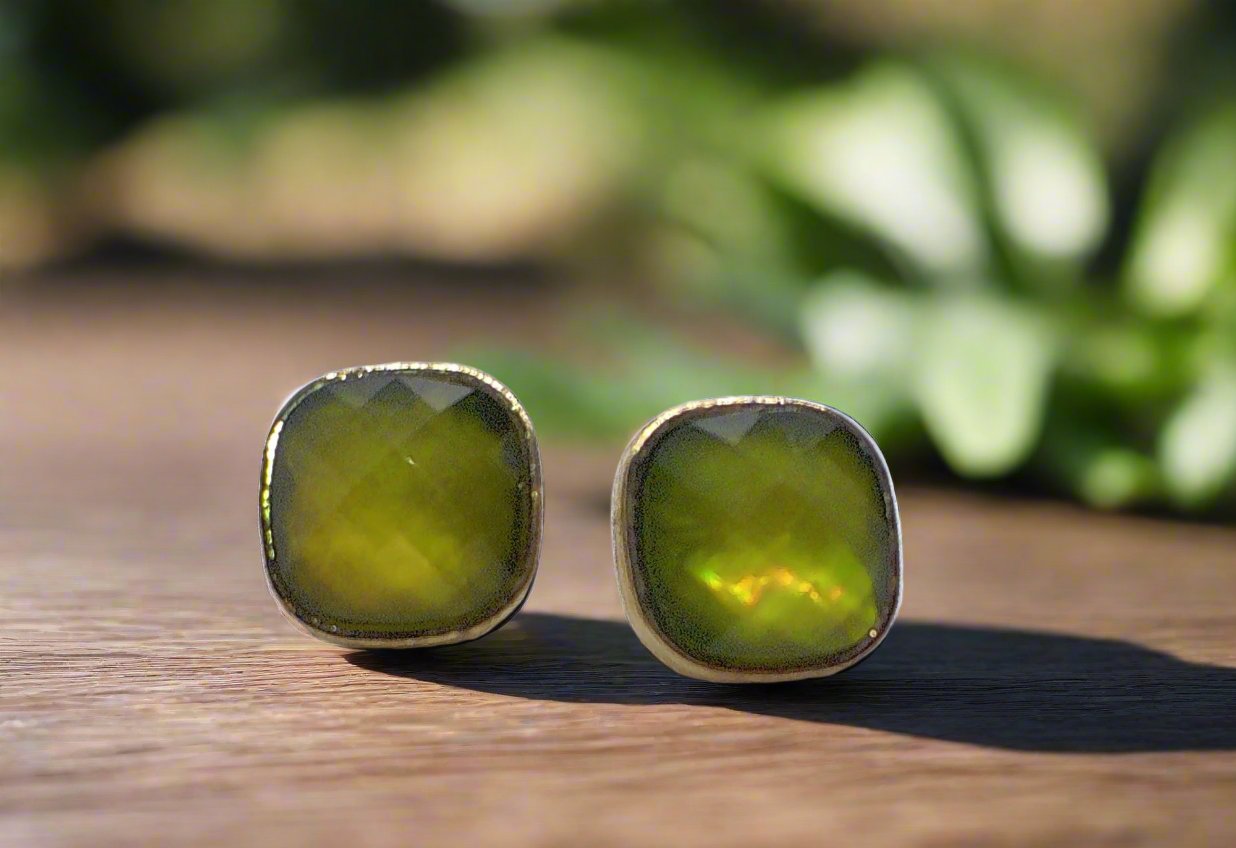 https://www.artistryjewelry.net/products/gorgeous-green-stud-earrings