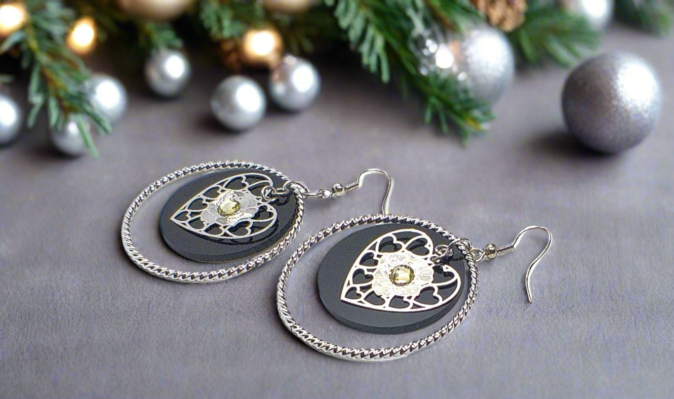 https://www.artistryjewelry.net/products/charming-heart-earrings