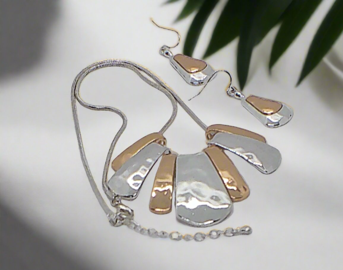 https://www.artistryjewelry.net/products/lovely-metal-fan-necklace-set