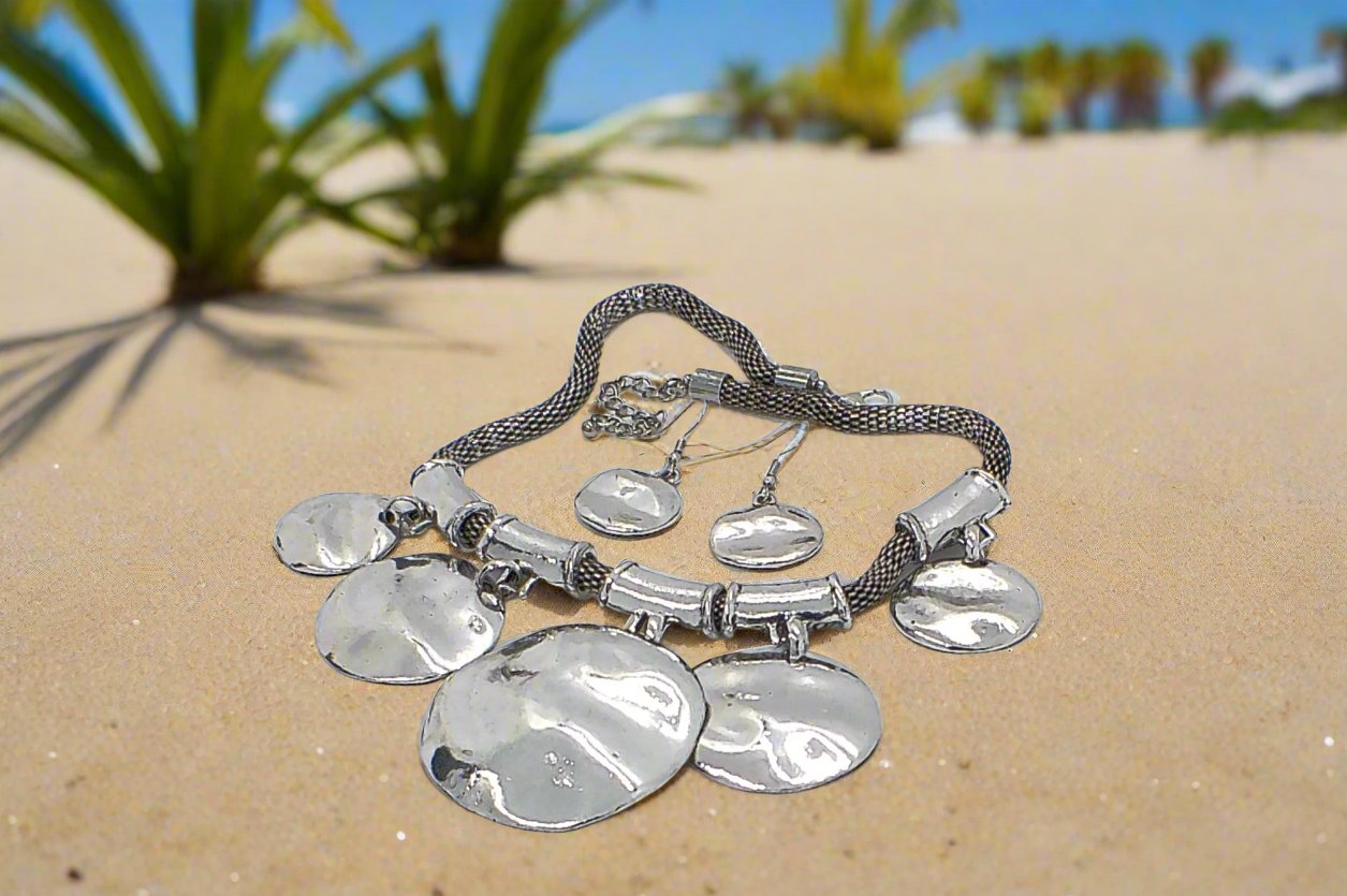 https://www.artistryjewelry.net/products/fabulous-silver-necklace-set