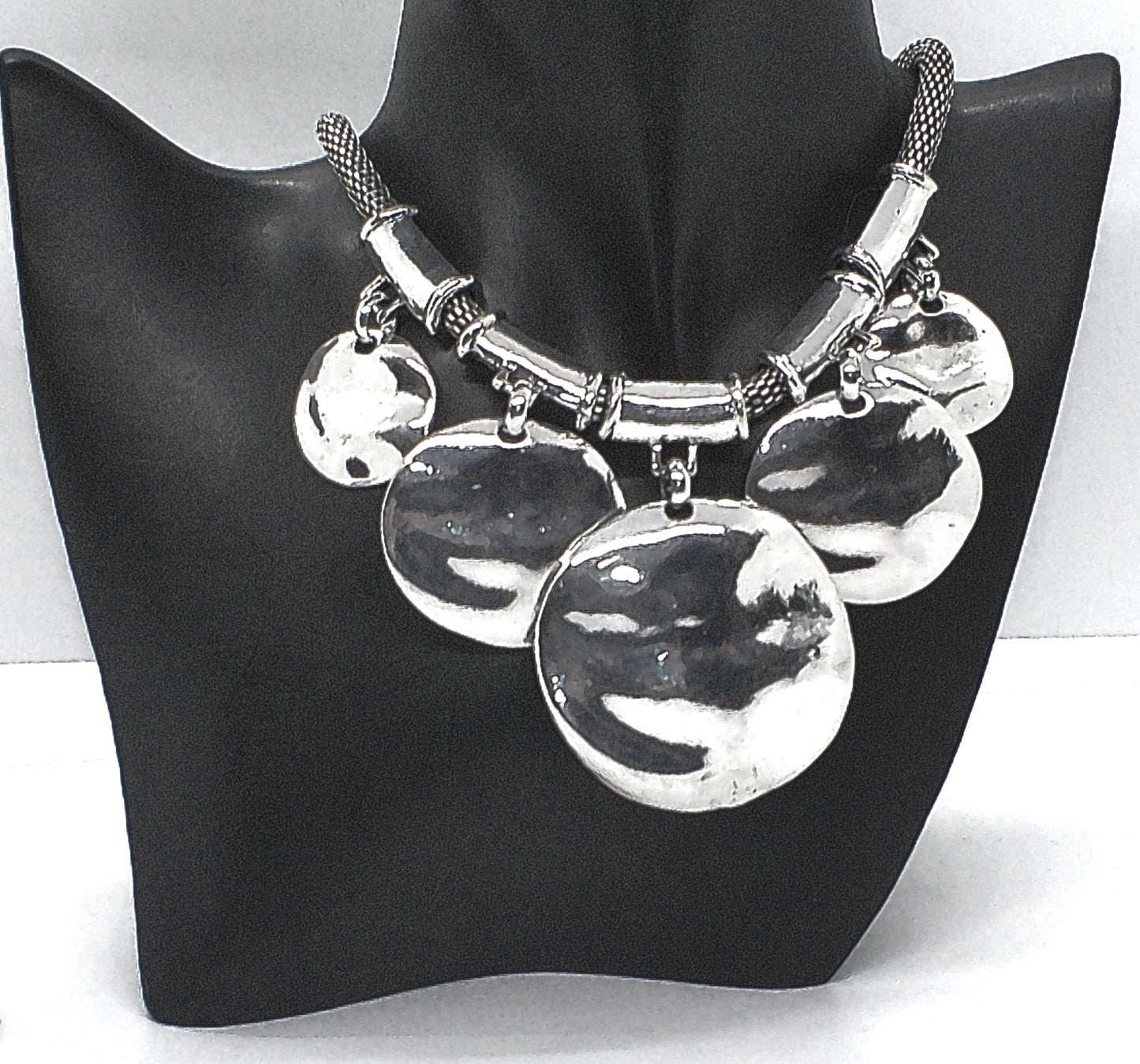 https://www.artistryjewelry.net/products/fabulous-silver-necklace-set