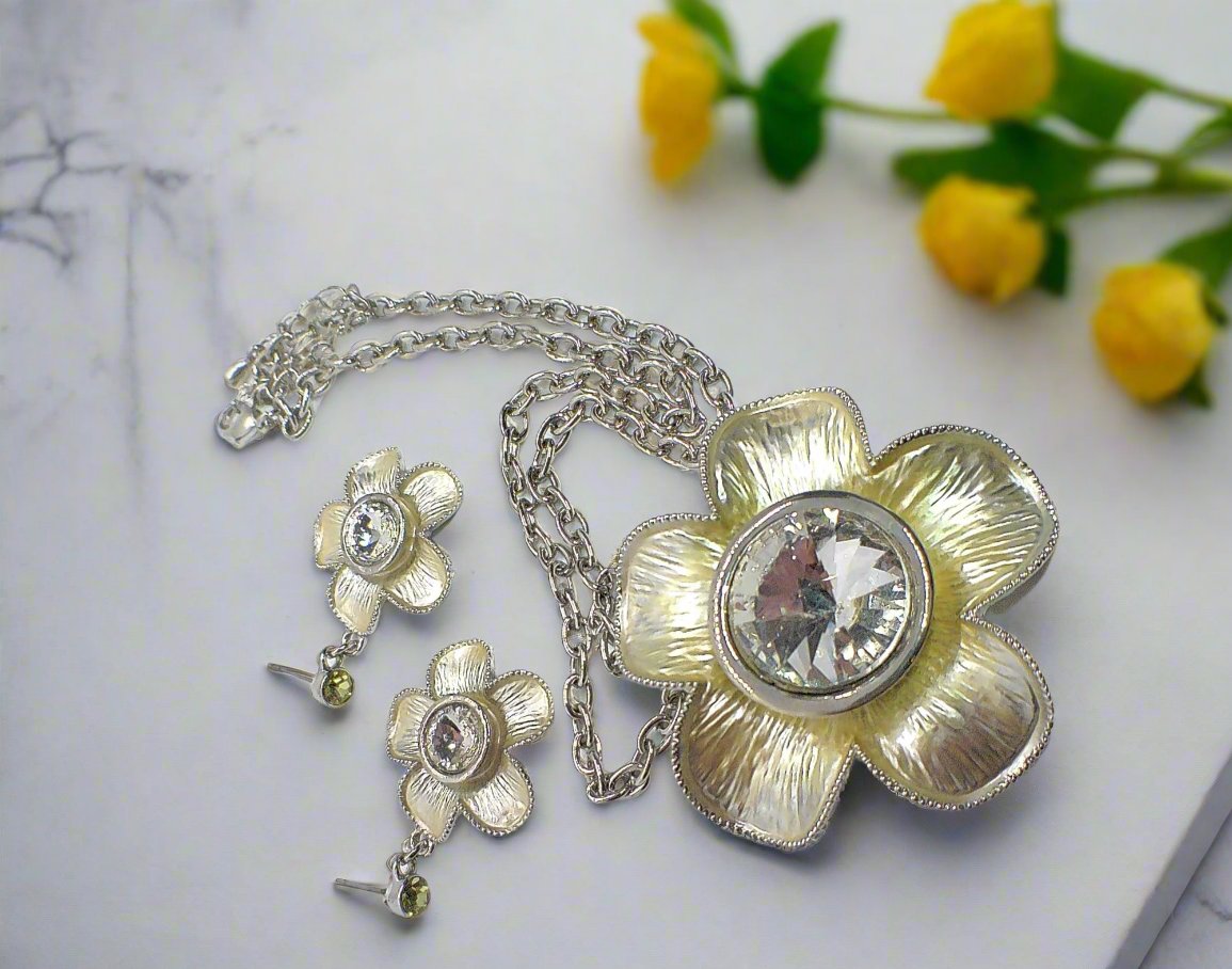 https://www.artistryjewelry.net/products/lovely-yellow-flower-necklace-set
