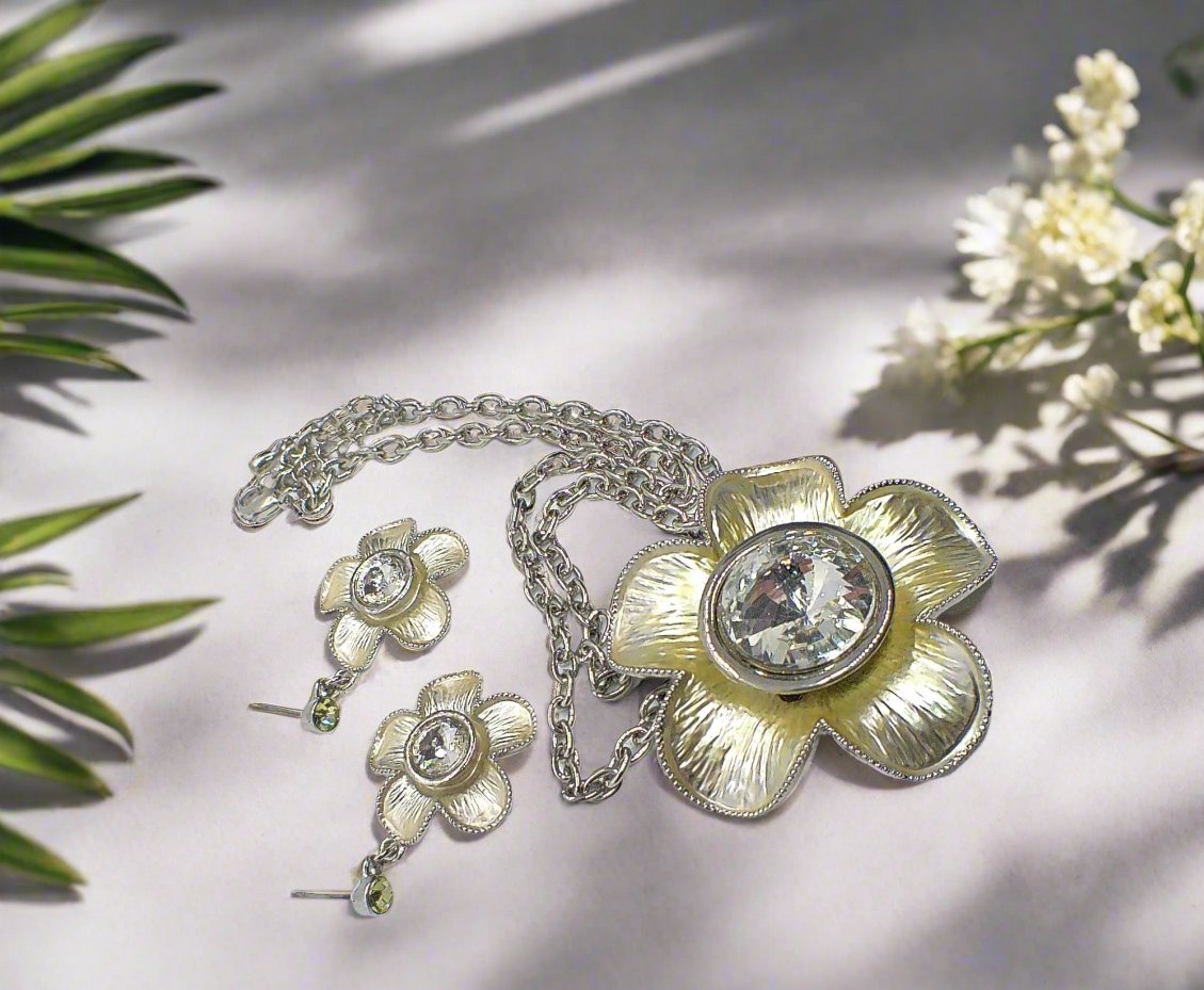 https://www.artistryjewelry.net/products/lovely-yellow-flower-necklace-set