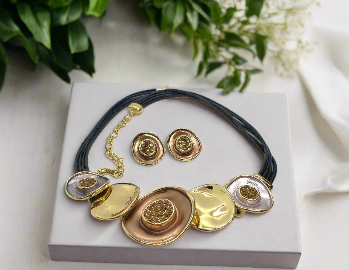 https://www.artistryjewelry.net/products/wonderful-graduated-choker-set