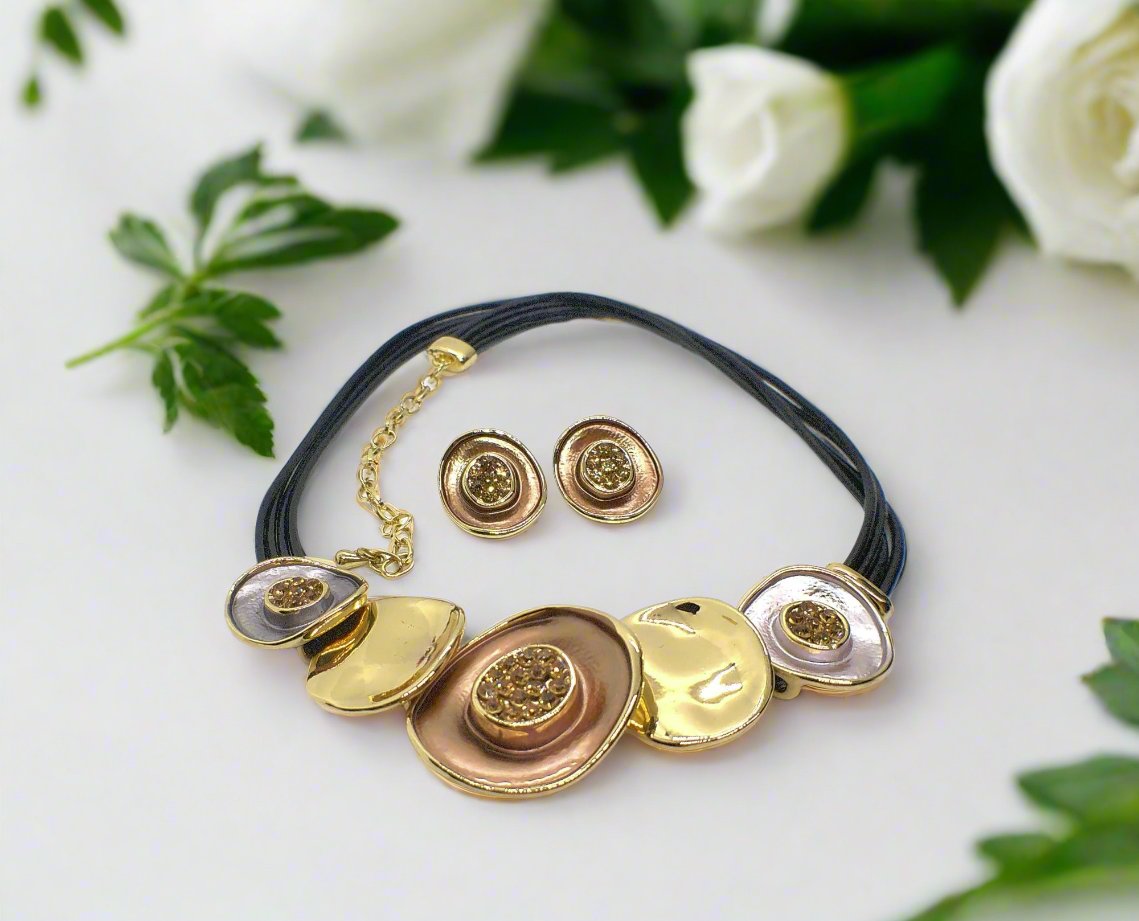 https://www.artistryjewelry.net/products/wonderful-graduated-choker-set