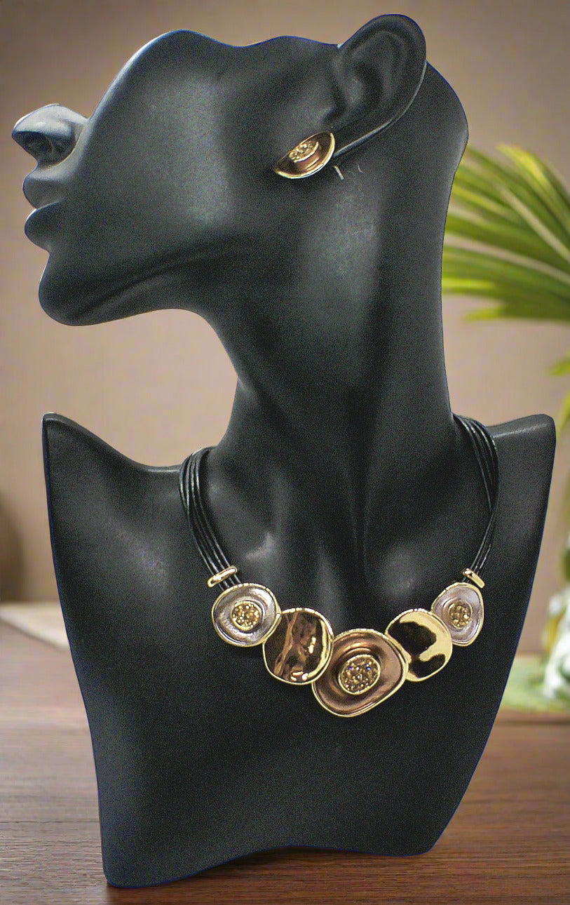 https://www.artistryjewelry.net/products/wonderful-graduated-choker-set