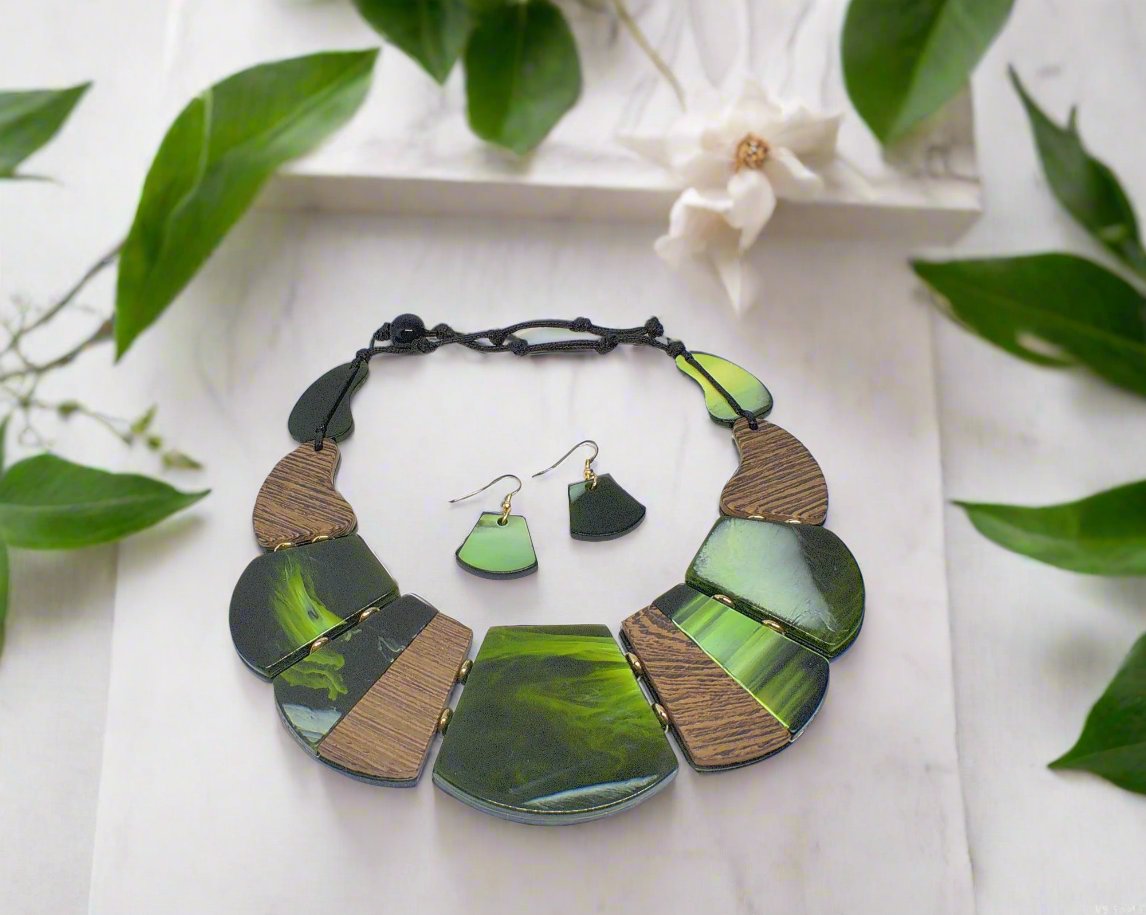 https://www.artistryjewelry.net/products/fantastic-green-and-gold-graduated-necklace-set