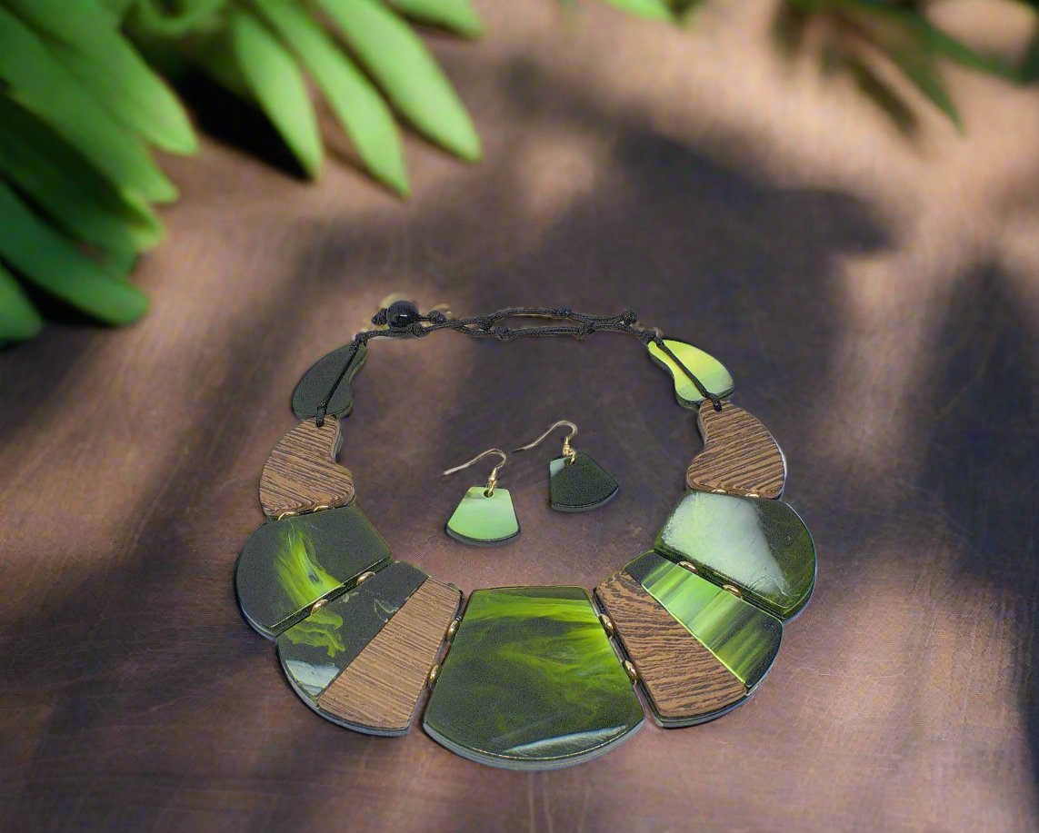https://www.artistryjewelry.net/products/fantastic-green-and-gold-graduated-necklace-set