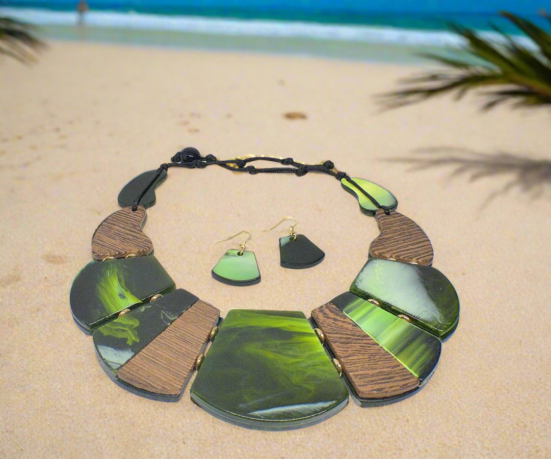 https://www.artistryjewelry.net/products/fantastic-green-and-gold-graduated-necklace-set
