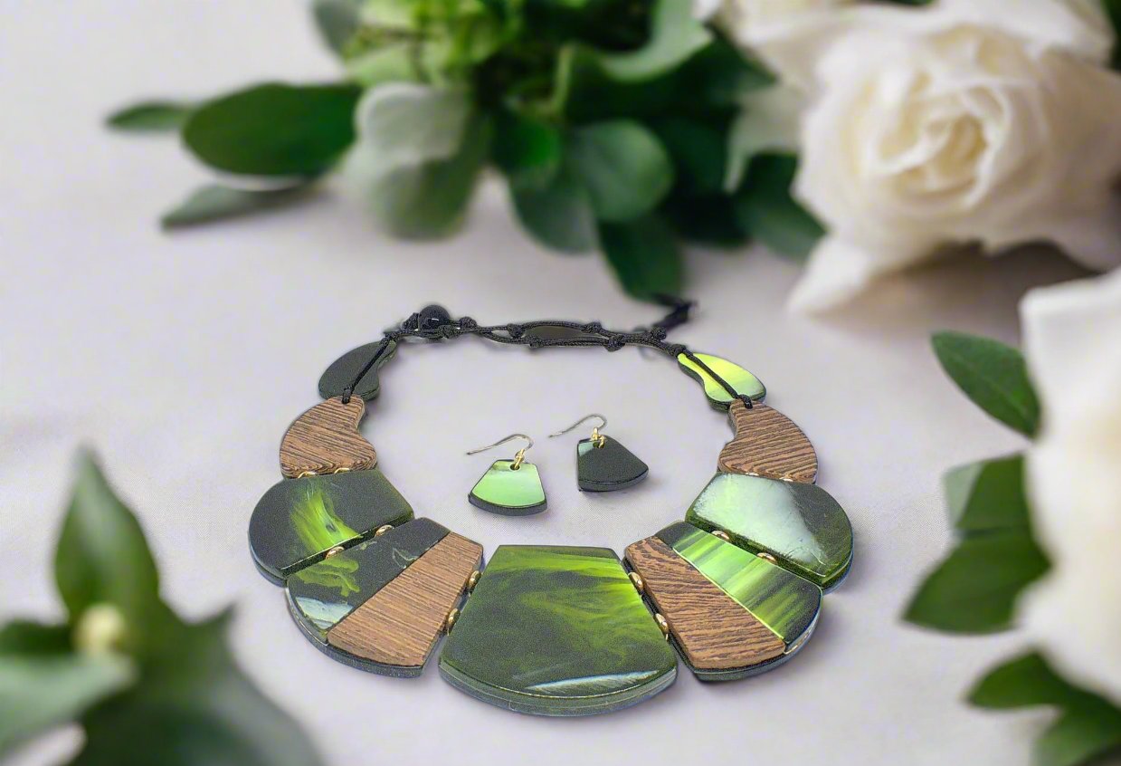 https://www.artistryjewelry.net/products/fantastic-green-and-gold-graduated-necklace-set