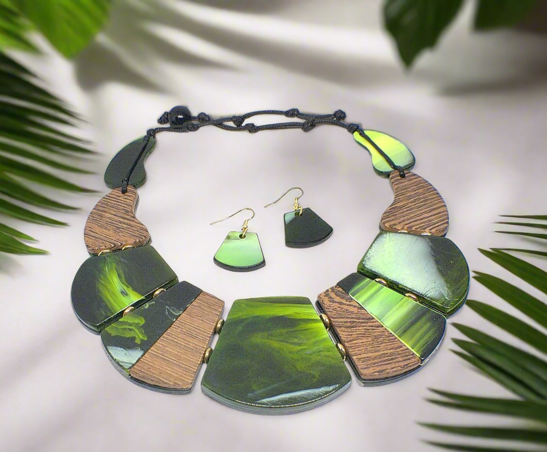 https://www.artistryjewelry.net/products/fantastic-green-and-gold-graduated-necklace-set