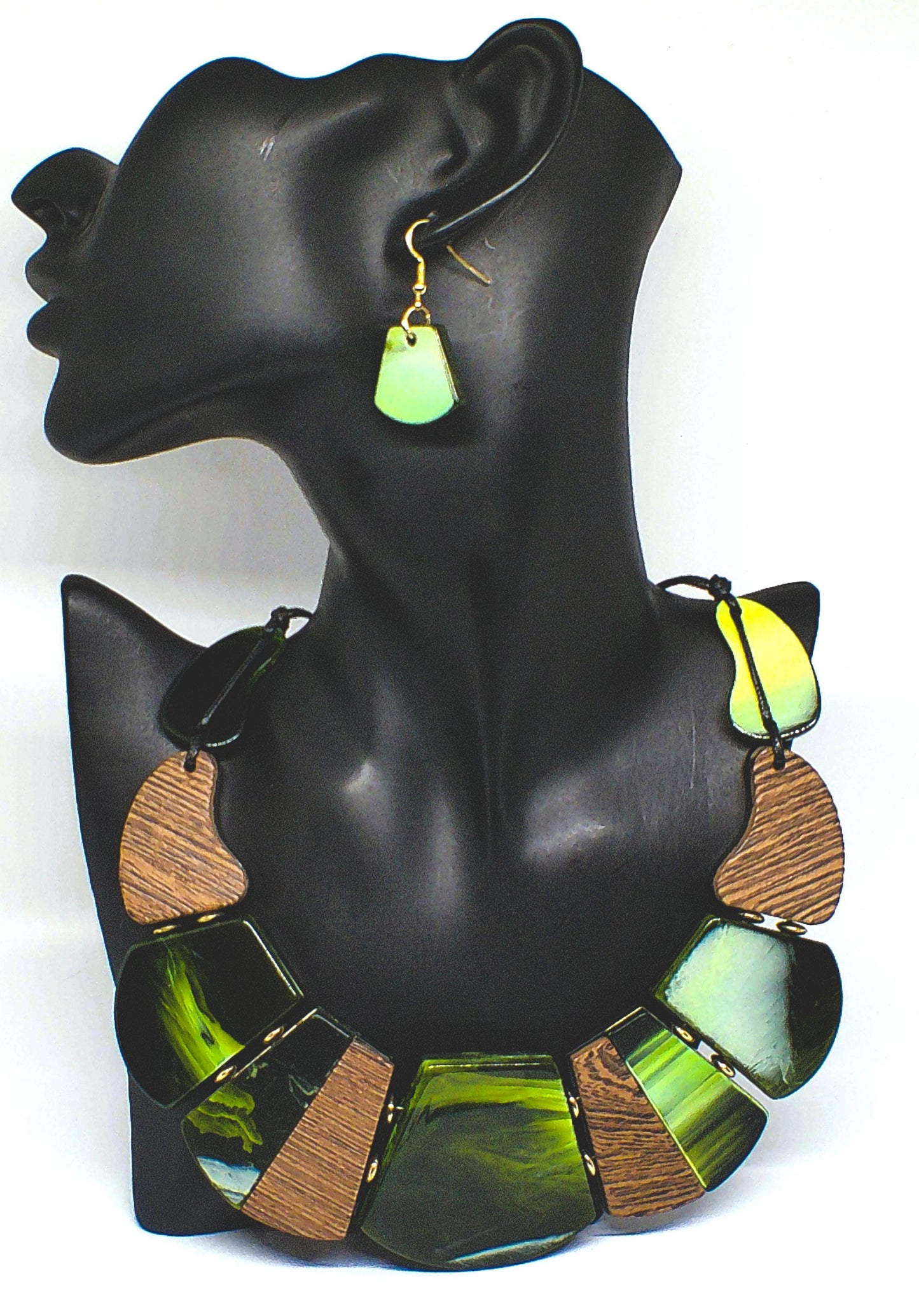 https://www.artistryjewelry.net/products/fantastic-green-and-gold-graduated-necklace-set