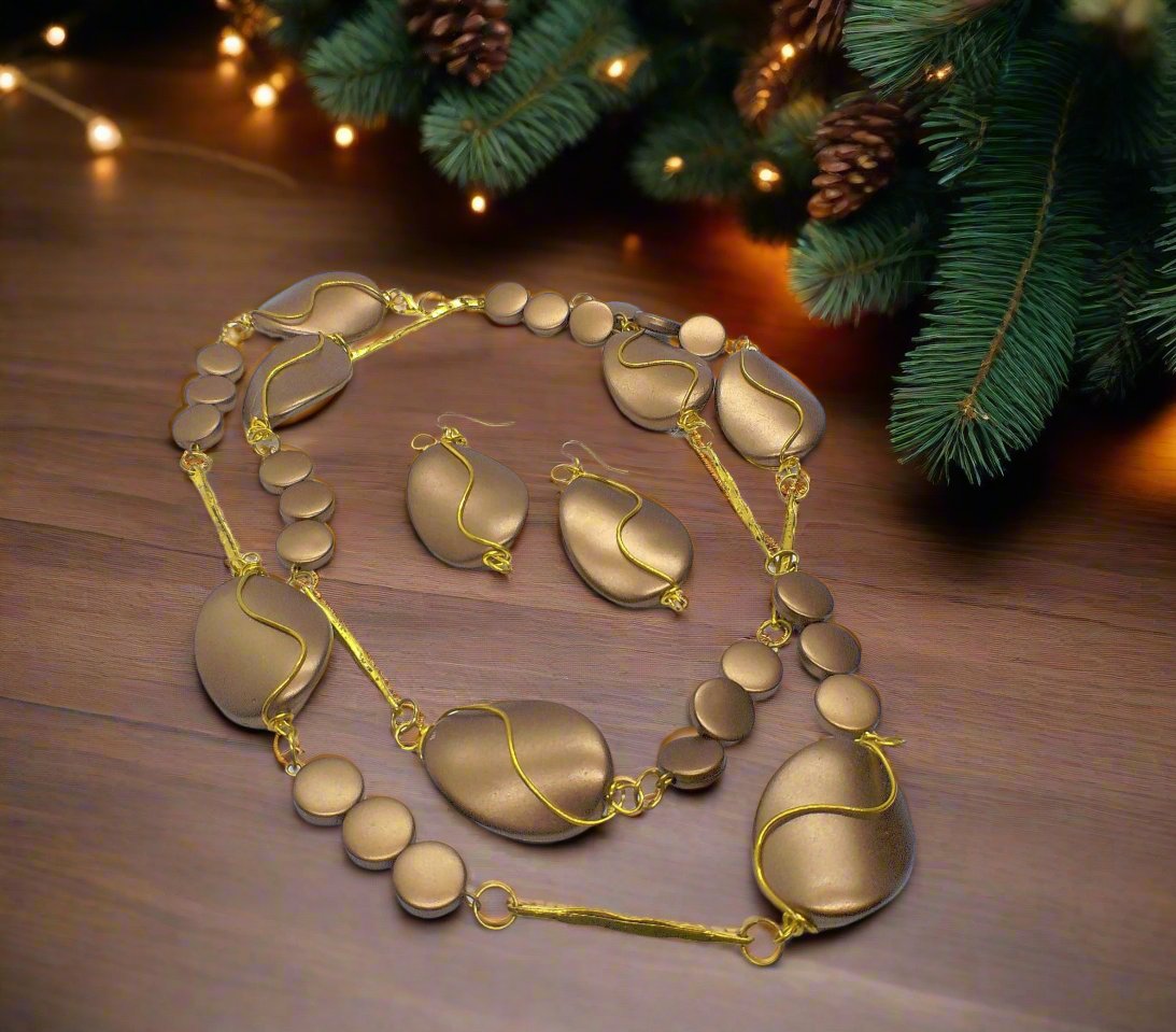https://www.artistryjewelry.net/products/lovely-bronze-long-necklace