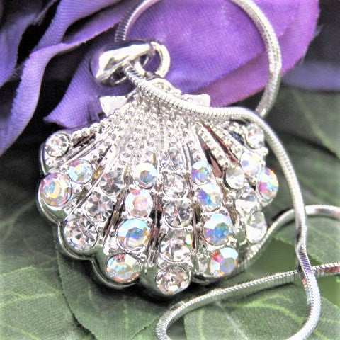 https://www.artistryjewelry.net/products/beautiful-rhinestone-shell-necklace
