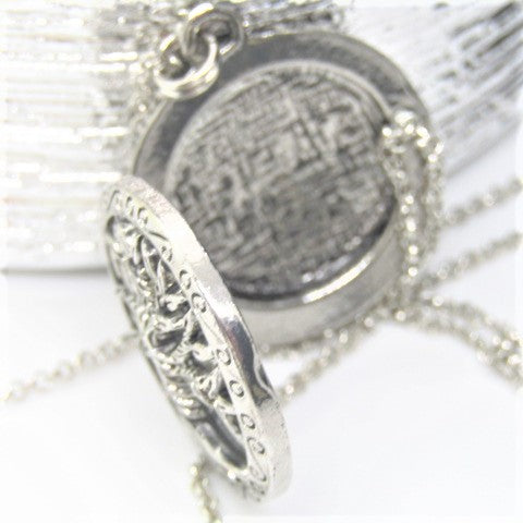https://www.artistryjewelry.net/products/love-the-life-you-live-necklace