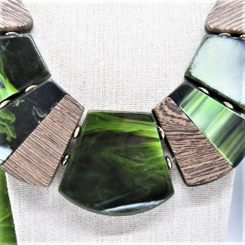 https://www.artistryjewelry.net/products/fantastic-green-and-gold-graduated-necklace-set