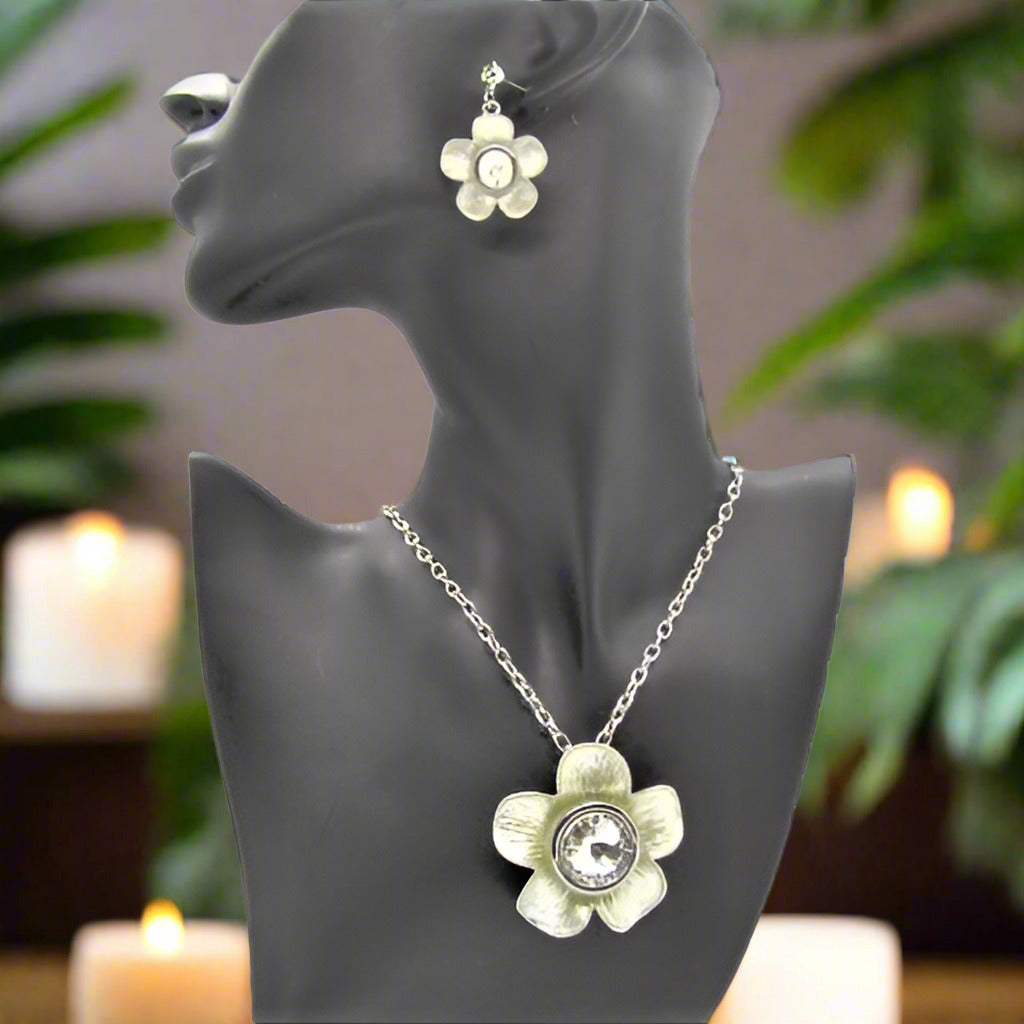 https://www.artistryjewelry.net/products/lovely-yellow-flower-necklace-set