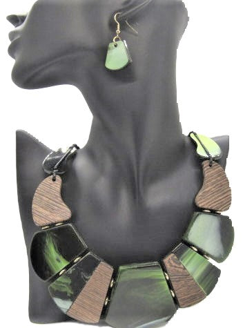 https://www.artistryjewelry.net/products/fantastic-green-and-gold-graduated-necklace-set