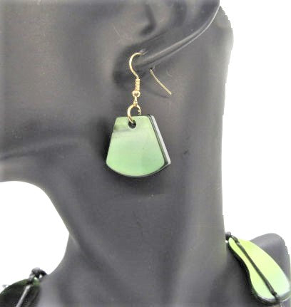 https://www.artistryjewelry.net/products/fantastic-green-and-gold-graduated-necklace-set