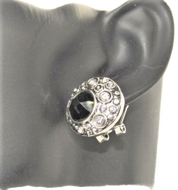 https://www.artistryjewelry.net/products/elegant-black-and-silver-necklace-set