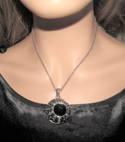 https://www.artistryjewelry.net/products/elegant-black-and-silver-necklace-set
