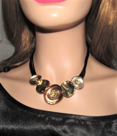 https://www.artistryjewelry.net/products/wonderful-graduated-choker-set