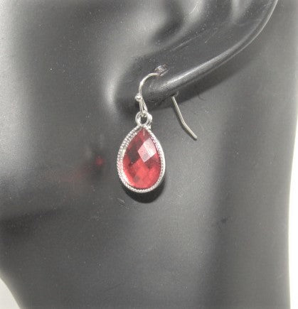 https://www.artistryjewelry.net/products/red-and-silver-necklace-set