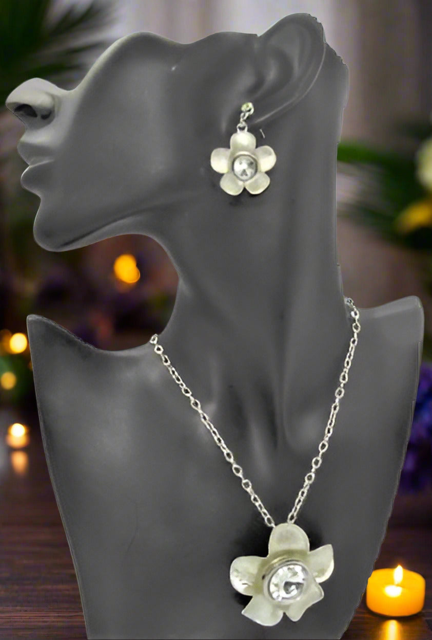 https://www.artistryjewelry.net/products/lovely-yellow-flower-necklace-set