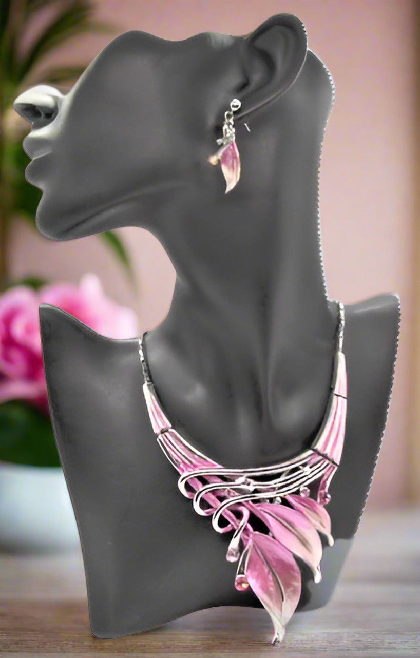 https://www.artistryjewelry.net/products/rhinestones-and-leaves-necklace-set