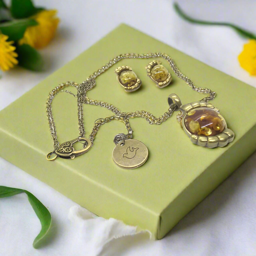 https://www.artistryjewelry.net/products/charming-colors-of-fall-necklace-set